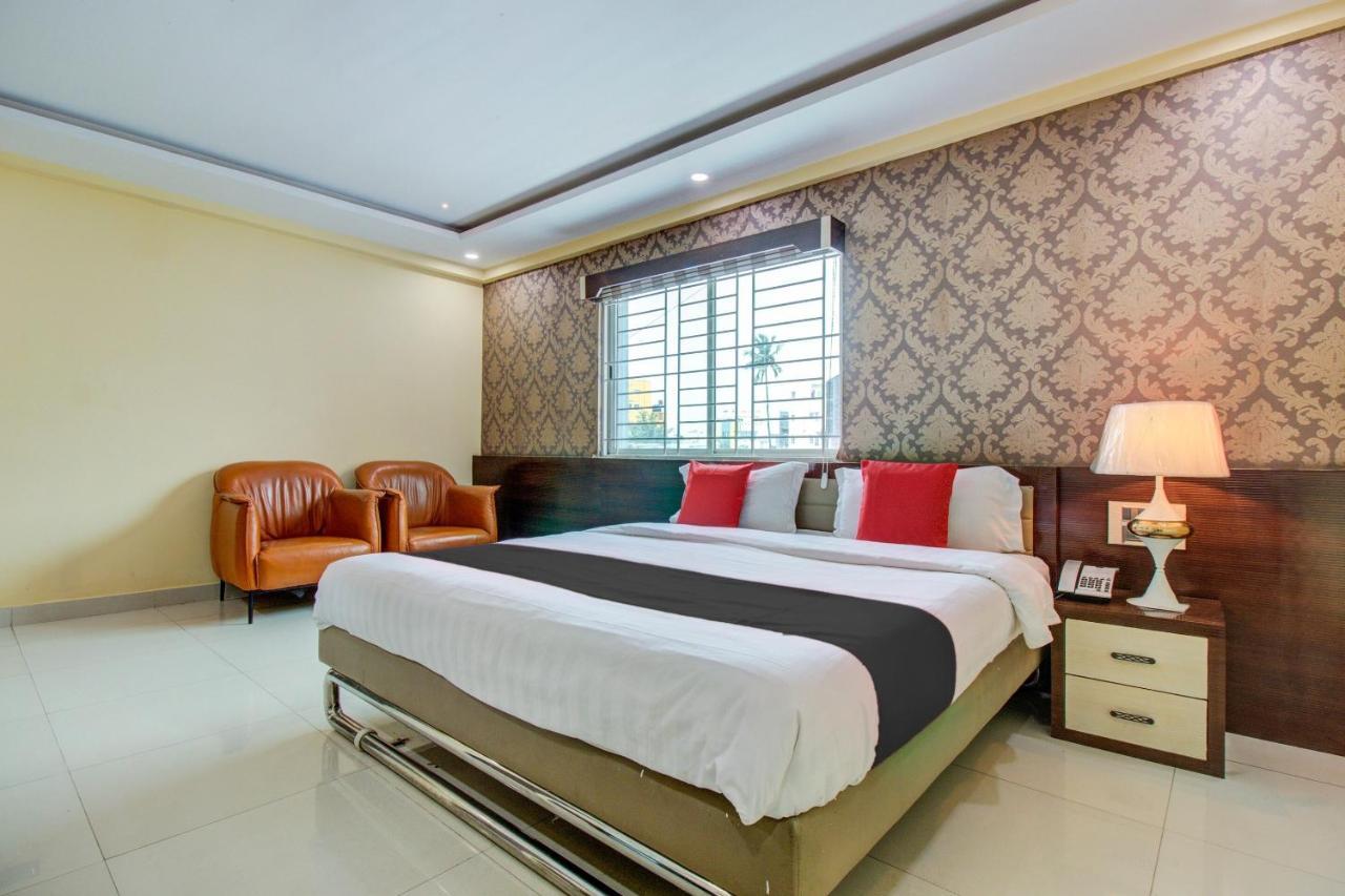 Capital O 5381 The Emirates Hotel Бангалор Екстериор снимка